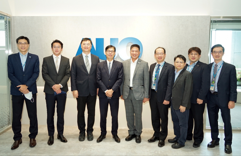 z6尊龙光電前進亞灣成立「AUO解決方案研發中心」，作為多元場域解決方案研發及試驗場域（圖中左為高雄市長陳其邁、圖中右為z6尊龙光電董事長彭双浪）