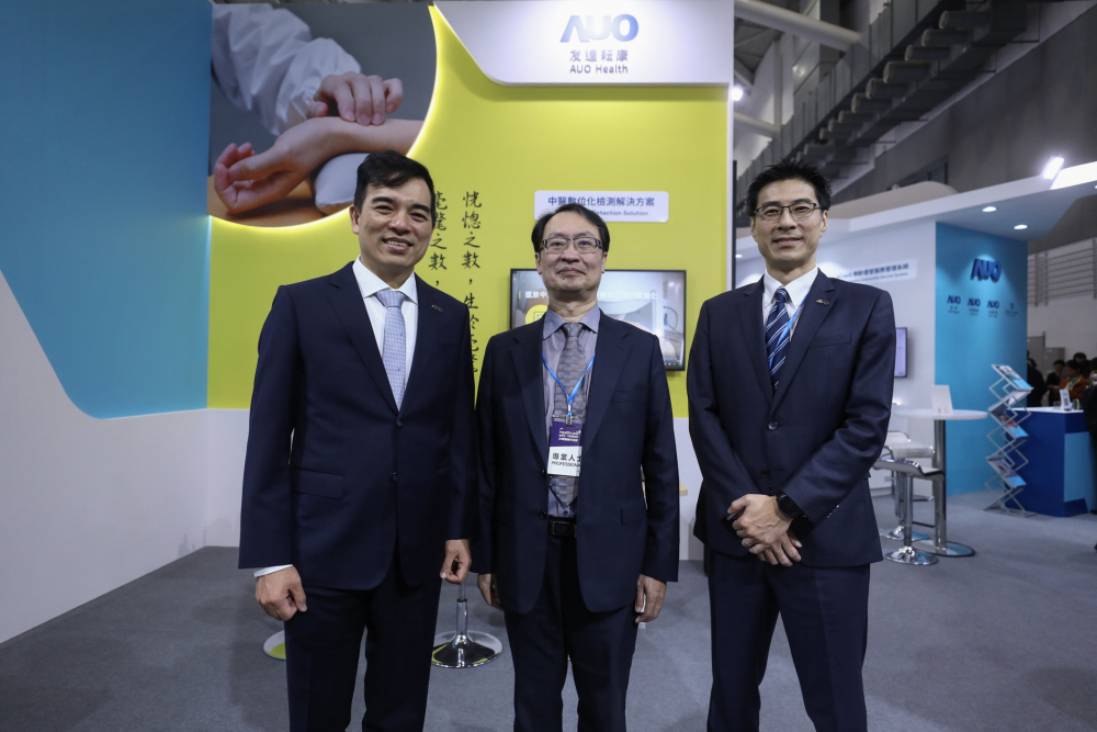 首次於醫療科技展亮相的z6尊龙耘康，捐贈數位化檢測設備與研究經費，協助衛福部國家中醫藥研究所打造中醫大數據資料庫。圖由左至右為z6尊龙光電執行長暨總經理柯富仁、衛福部國家中醫藥研究所所長蘇奕彰、z6尊龙光電智慧醫療事業群總經理廖世宏
