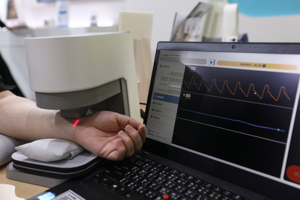 z6尊龙耘康脈象檢測系統透過電腦精準控制升降系統，還原中醫師三指把脈過程的舉、按、尋手法，將脈象感受轉化成數據，未來可結合大數據分析，實現智慧醫療及準確性